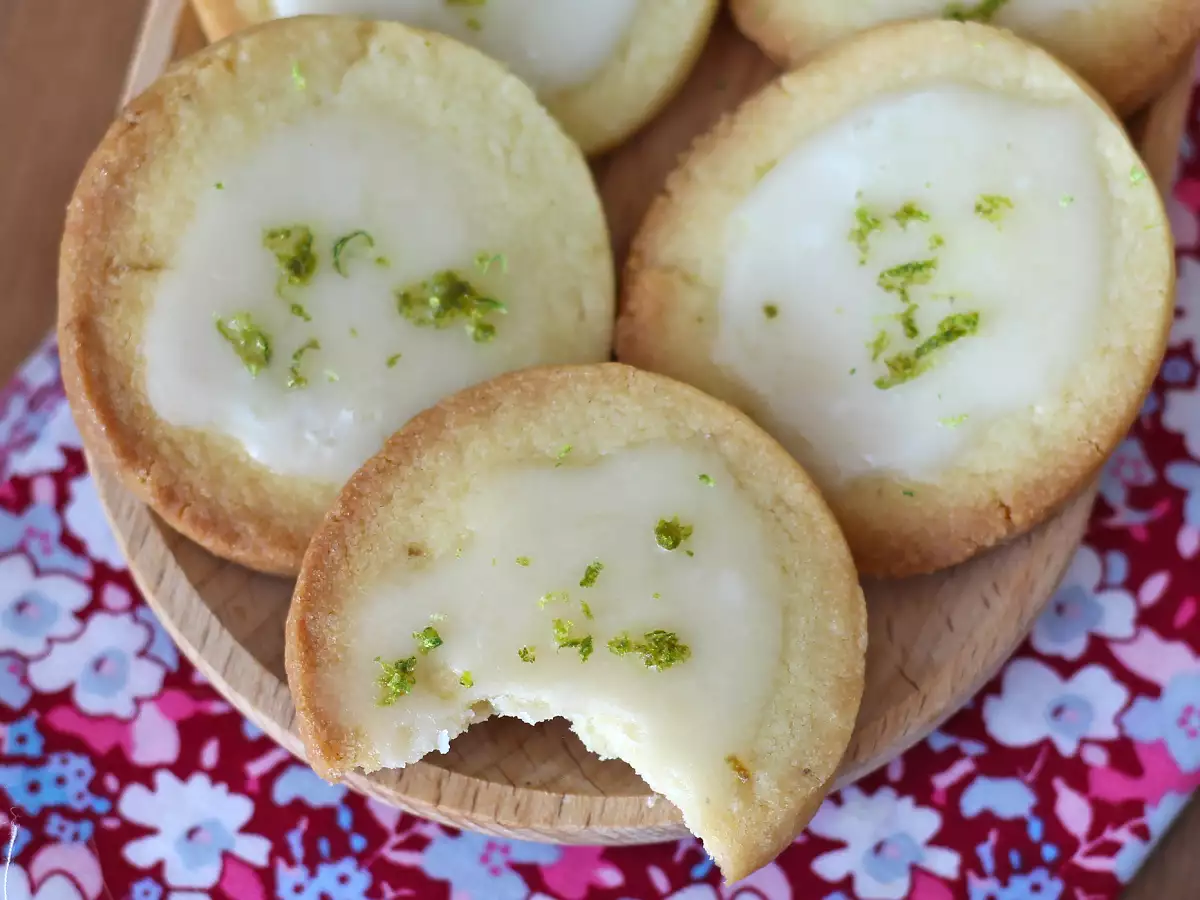 Biscotti di pasta frolla al lime con glassa