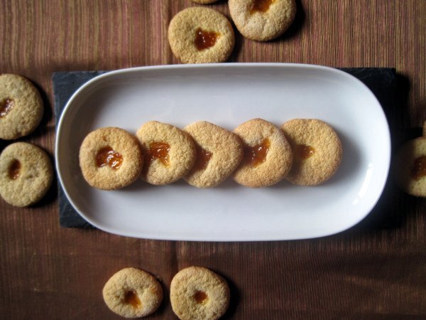 Biscotti di semola di grano duro con marmellata di albicocche