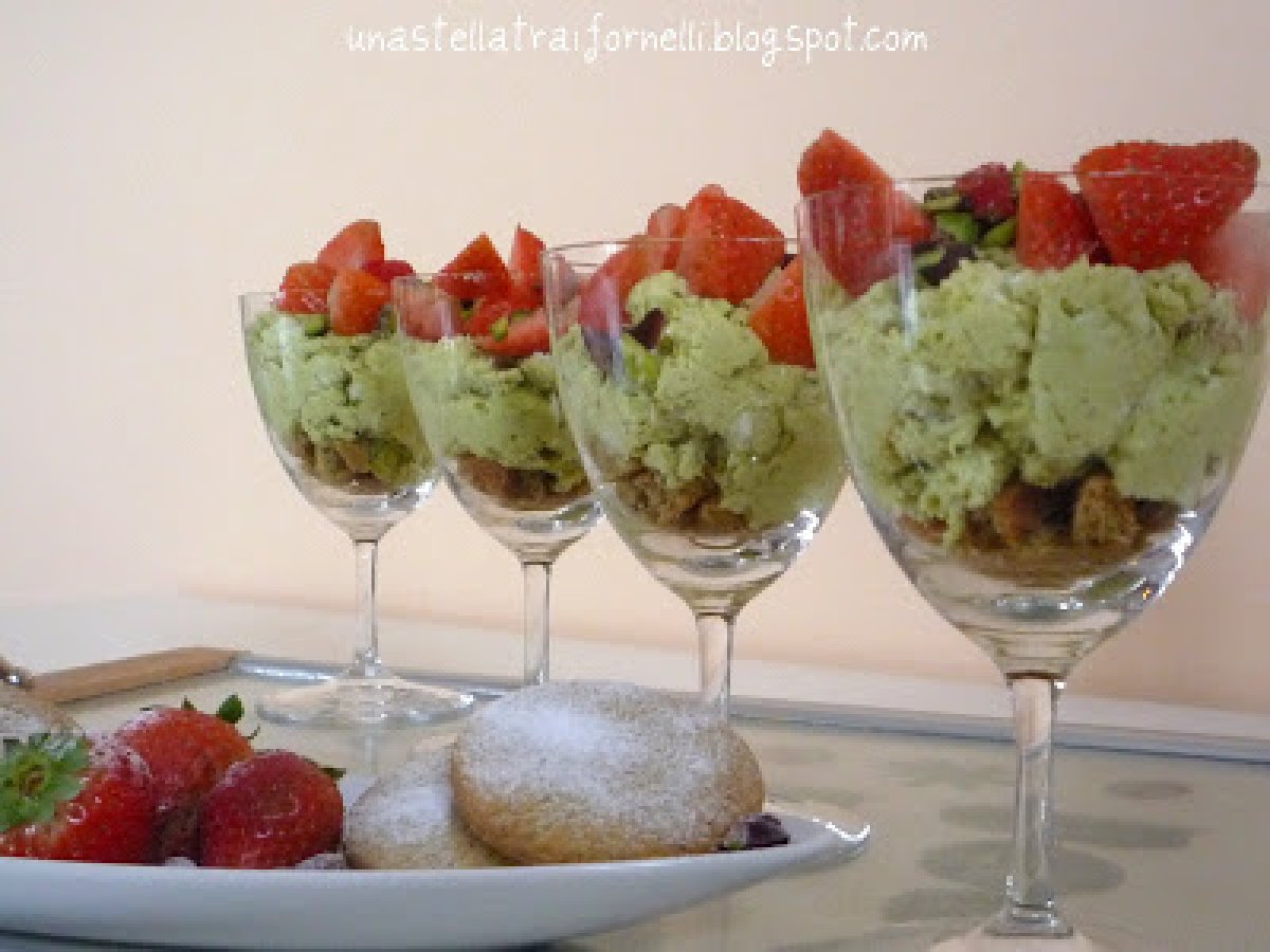 Biscotti, mousse al pistacchio e fragole