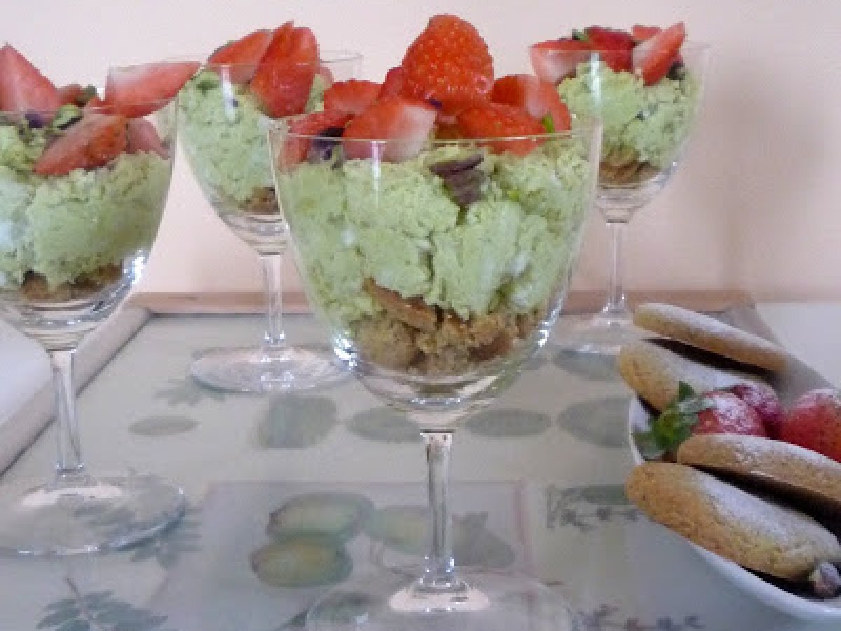 Biscotti, mousse al pistacchio e fragole - foto 2