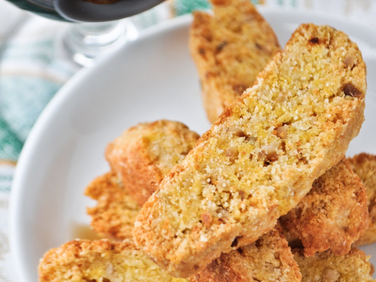 Biscotti piccanti con parmigiano e nocciole