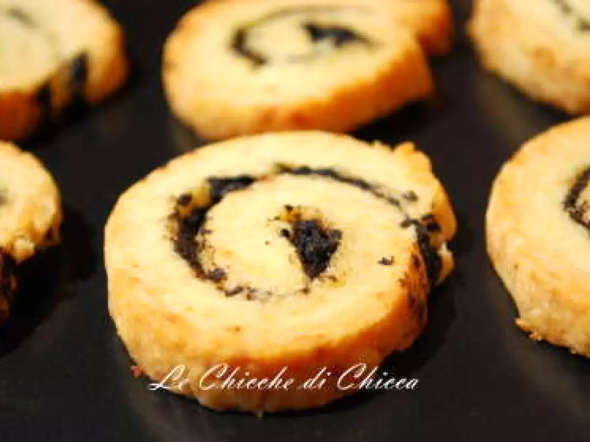 Biscotti salati al parmigiano con olive nere: croccanti e irresistibili per l’aperitivo - foto 2