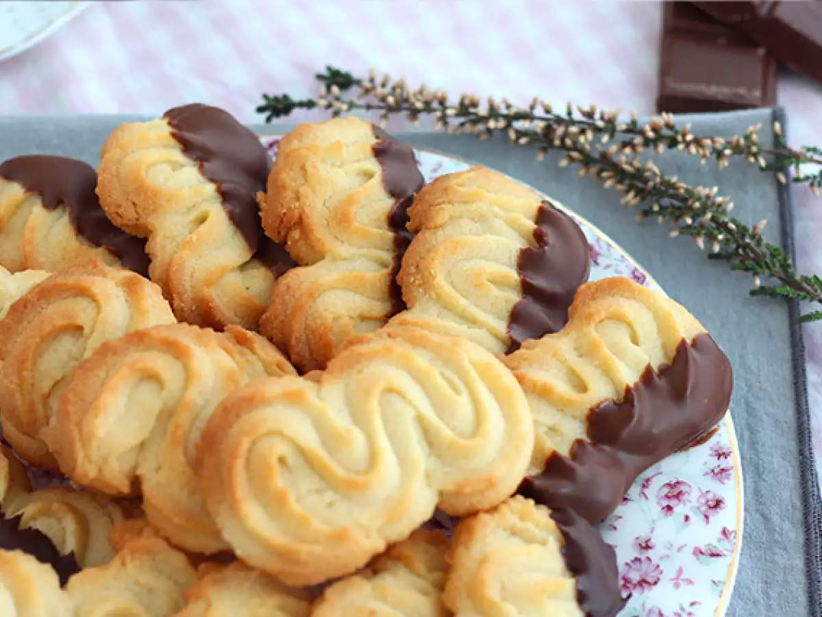 Biscotti spritz al burro: la ricetta facile e golosa con vaniglia e cioccolato - foto 2