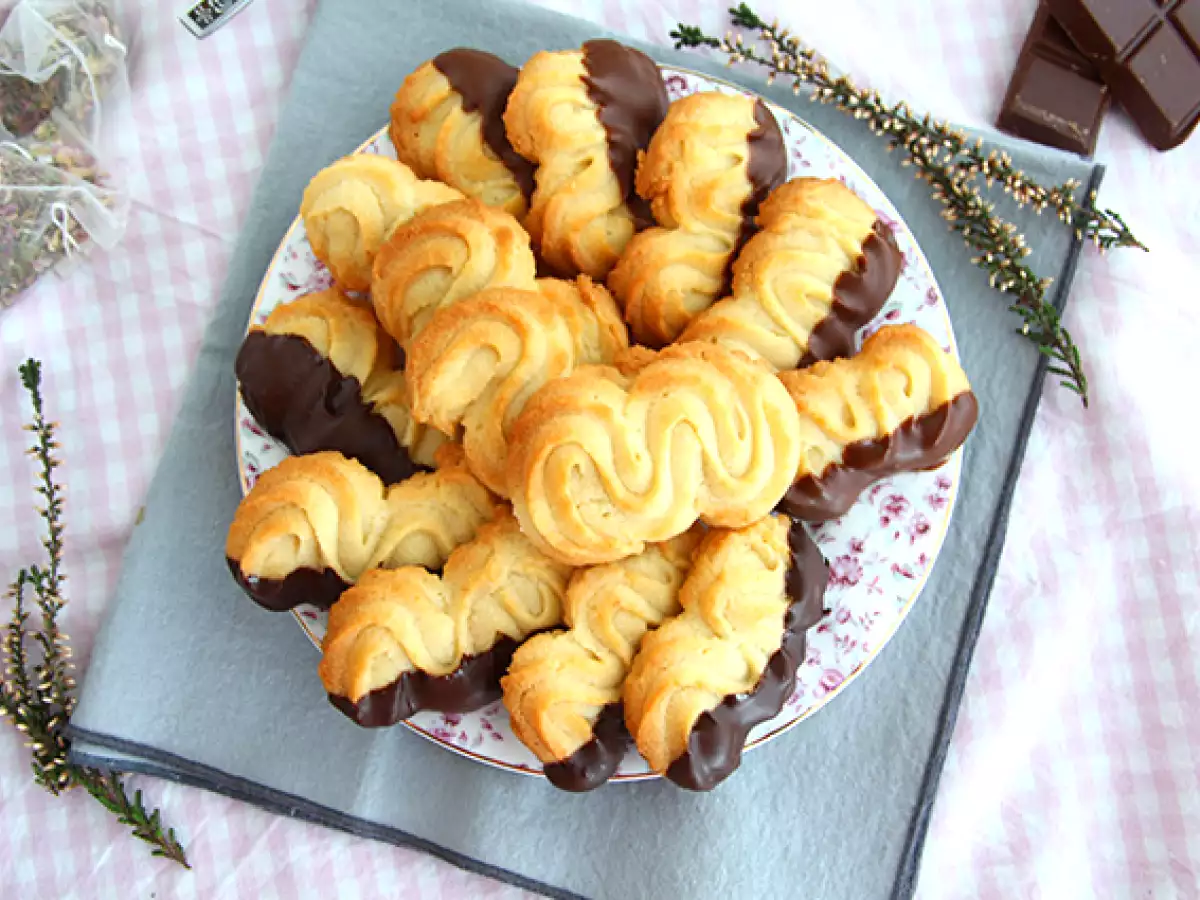 Biscotti spritz al burro: la ricetta facile e golosa con vaniglia e cioccolato - foto 3