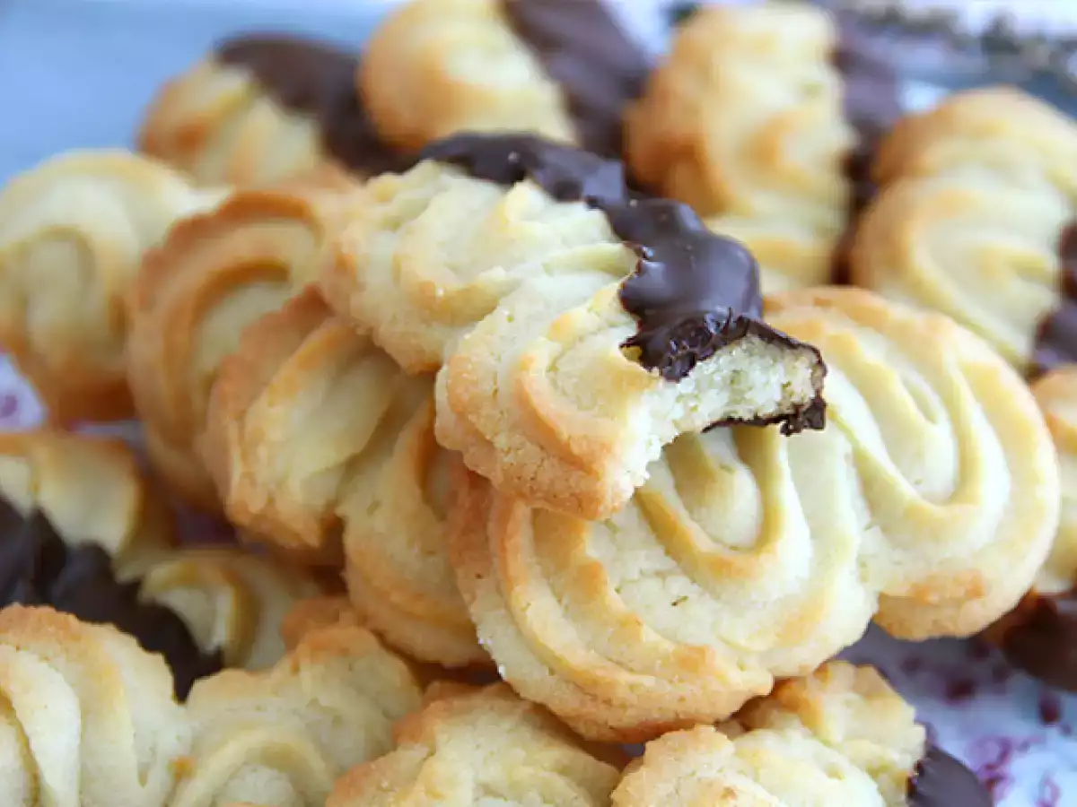Biscotti spritz al burro: la ricetta facile e golosa con vaniglia e cioccolato - foto 4