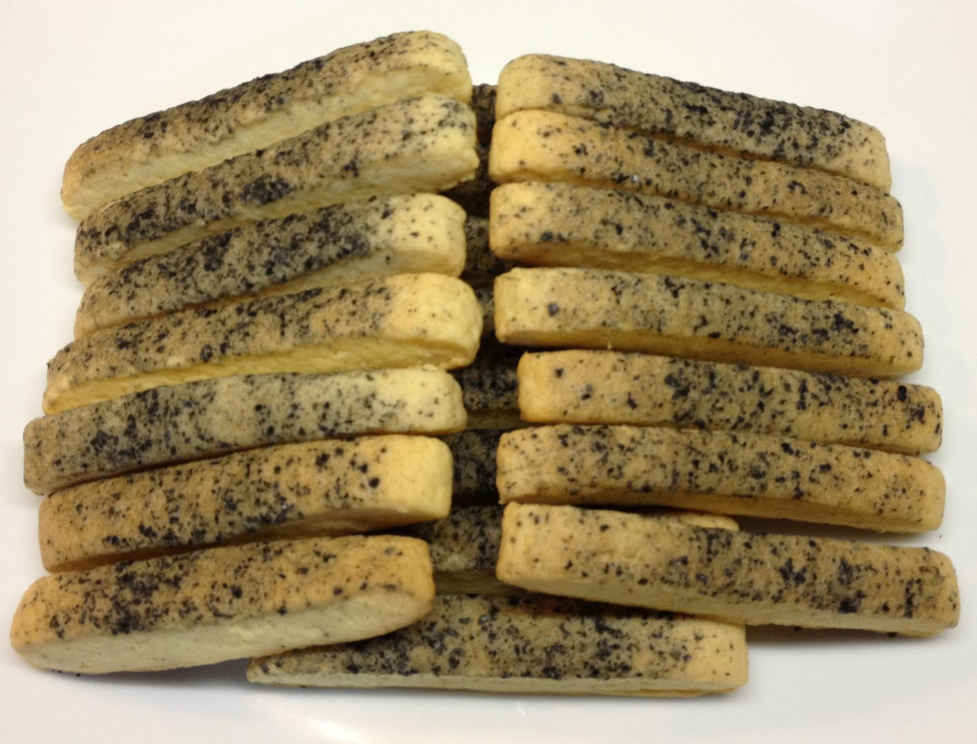 Biscottini salati con caprino e sale nero di cipro - Ricetta Petitchef