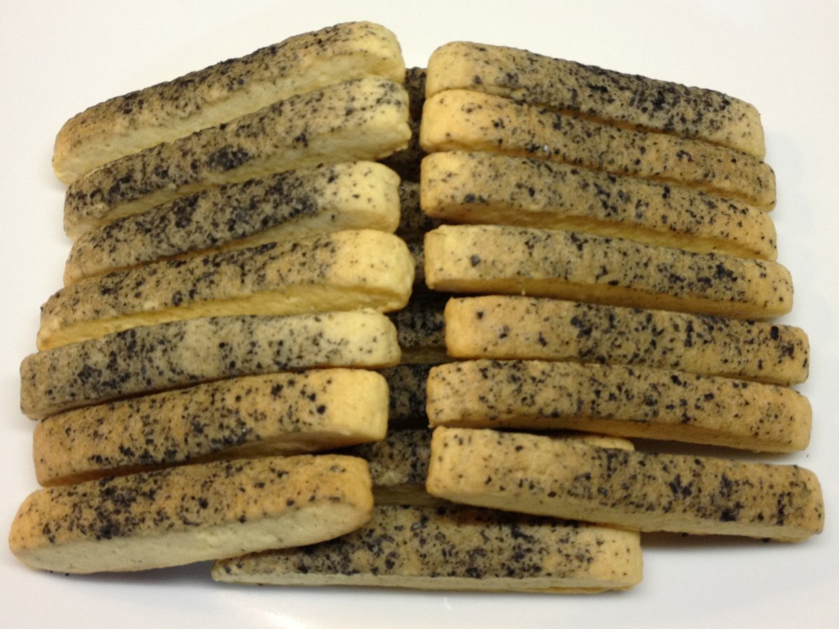 Biscottini salati con caprino e sale nero di Cipro