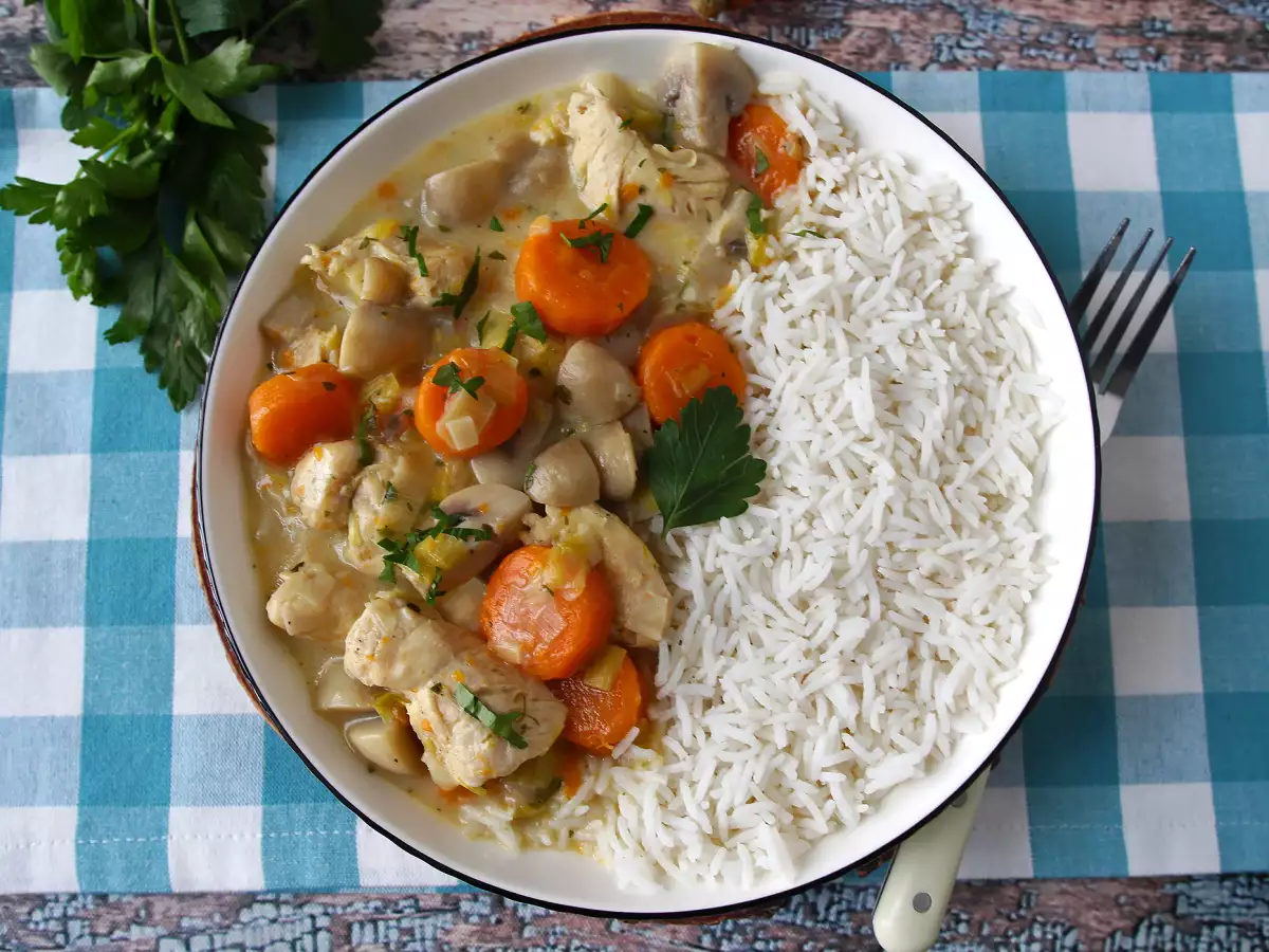 Blanquette di pollo con cookeo: ricetta cremosa con funghi e carote
