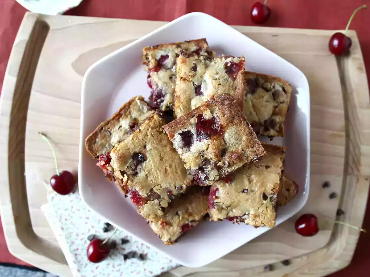 Blondie alle ciliegie con gocce di cioccolato - foto 2