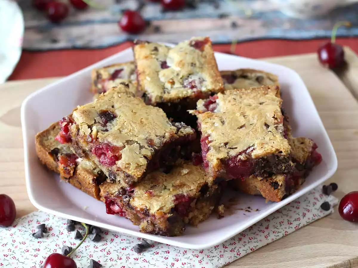 Blondie alle ciliegie con gocce di cioccolato - foto 3