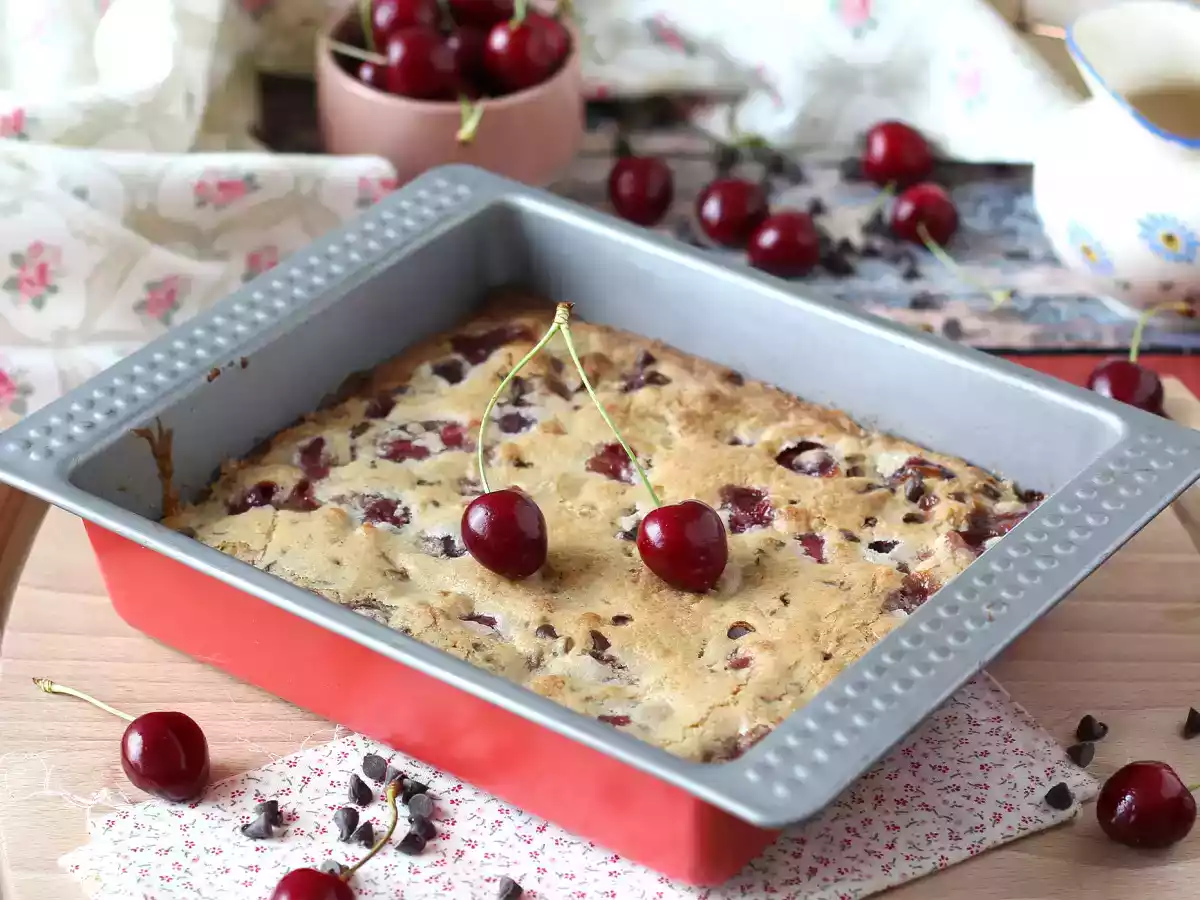 Blondie alle ciliegie con gocce di cioccolato - foto 4