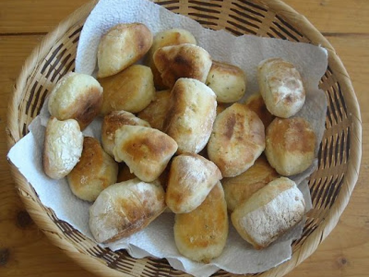 Bocconcini di pane ai peperoni e al rosmarino