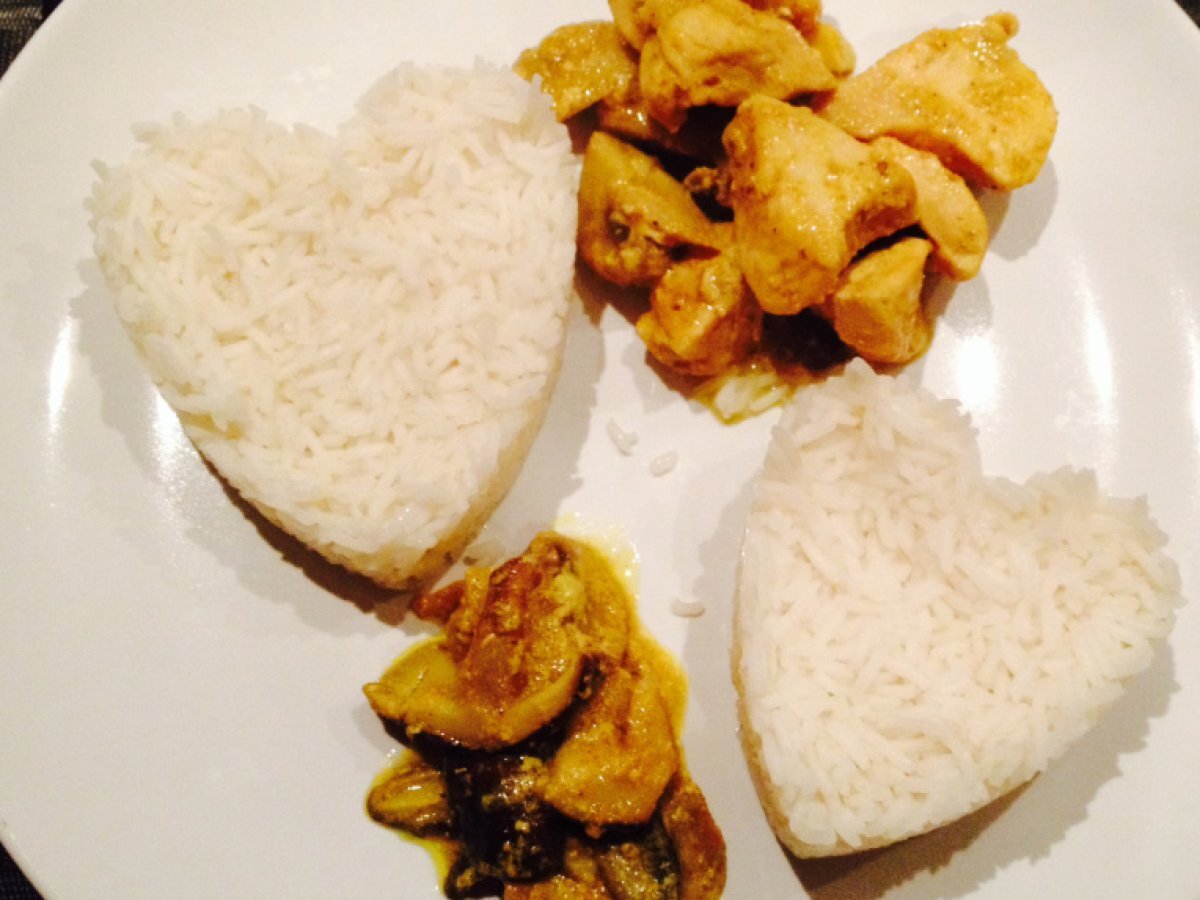 Bocconcini di pollo al curry con funghi