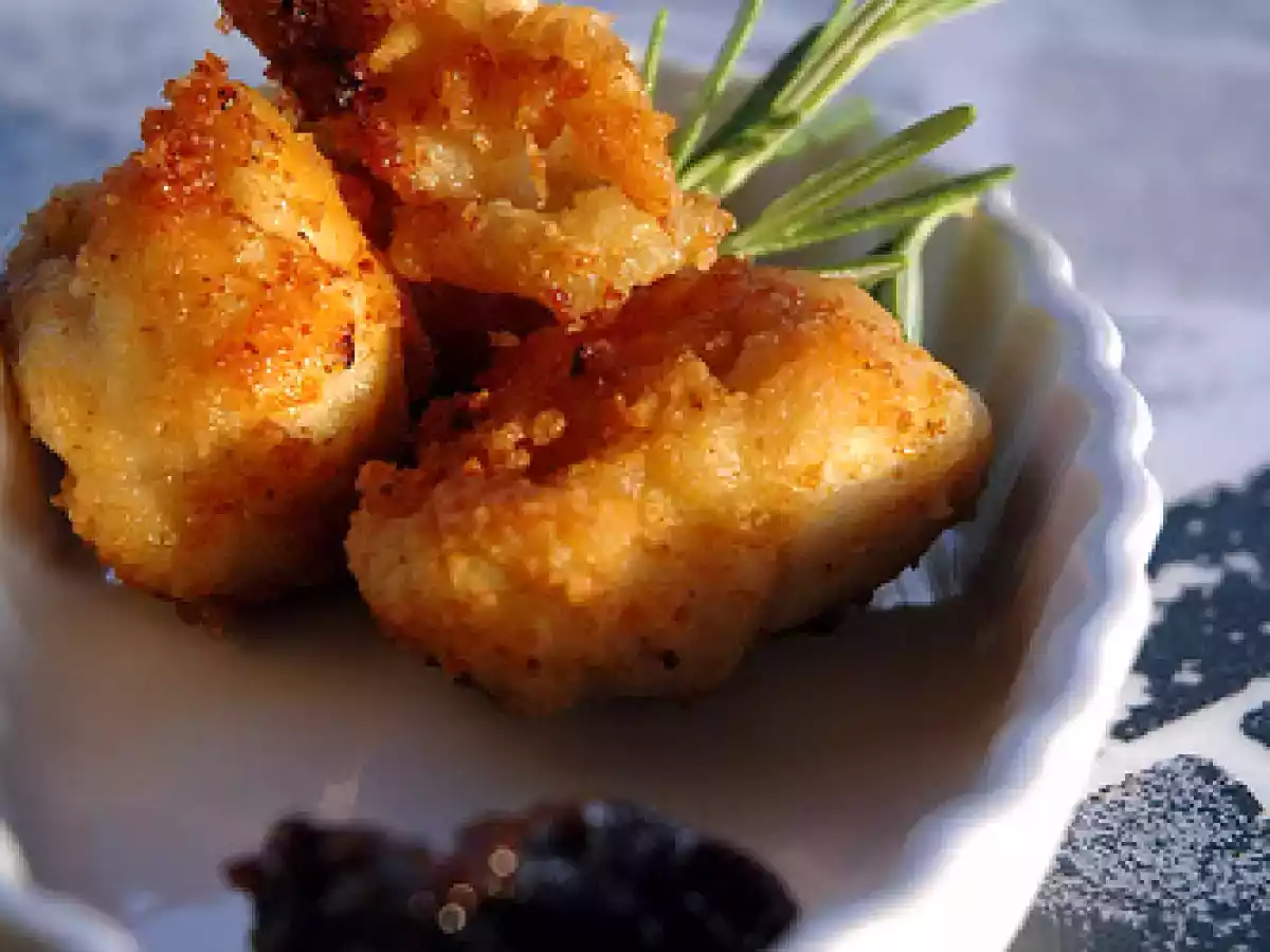 Bocconcini di pollo al curry e confettura di cipolle al vino