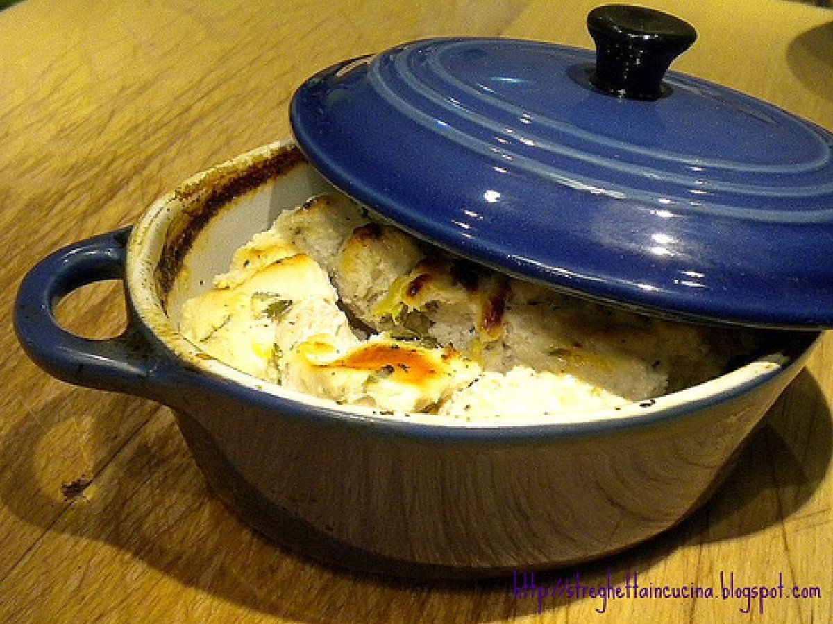 Bocconcini di pollo allo yogurt, timo e limone. In cocotte.