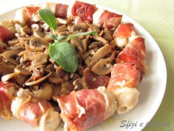 Bocconcini di pollo con speck e funghi