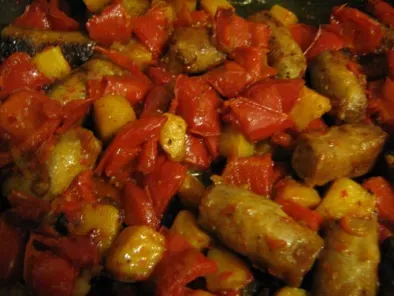 Bocconcini di salsiccia con peperoni e patate