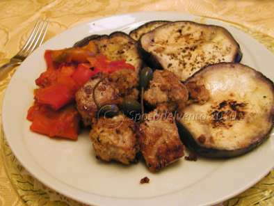 Bocconcini di tonno fresco con verdure grigliate e capperi di Pantelleria