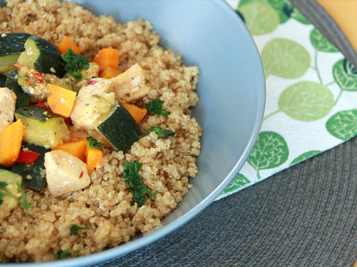 Bowl di quinoa con pollo e verdure: ricetta light per pranzo o cena sana