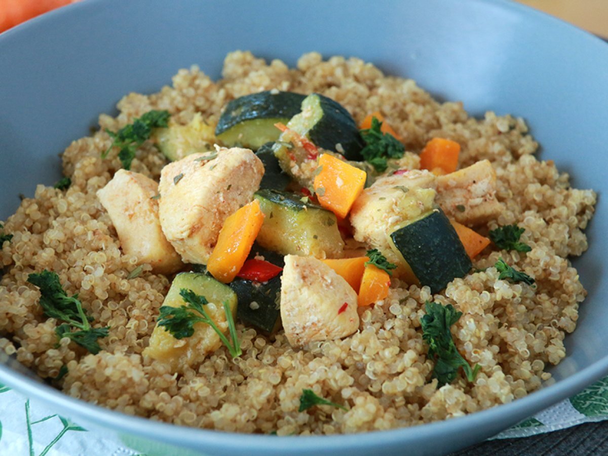 Bowl di quinoa con pollo e verdure: ricetta light per pranzo o cena sana - foto 2