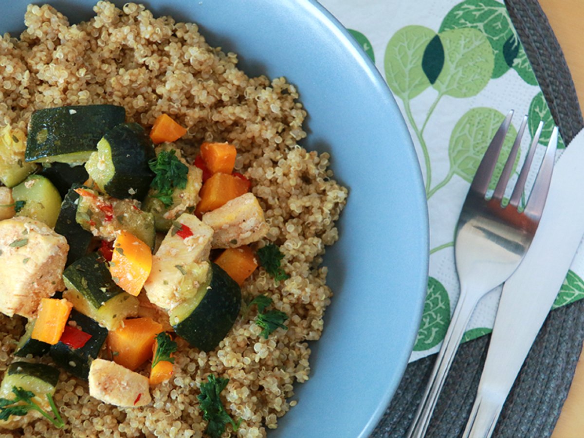 Bowl di quinoa con pollo e verdure: ricetta light per pranzo o cena sana - foto 3