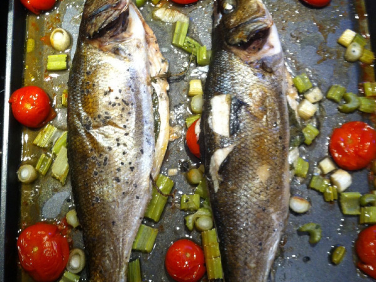Branzino al forno con erbe aromatiche e verdure di primavera