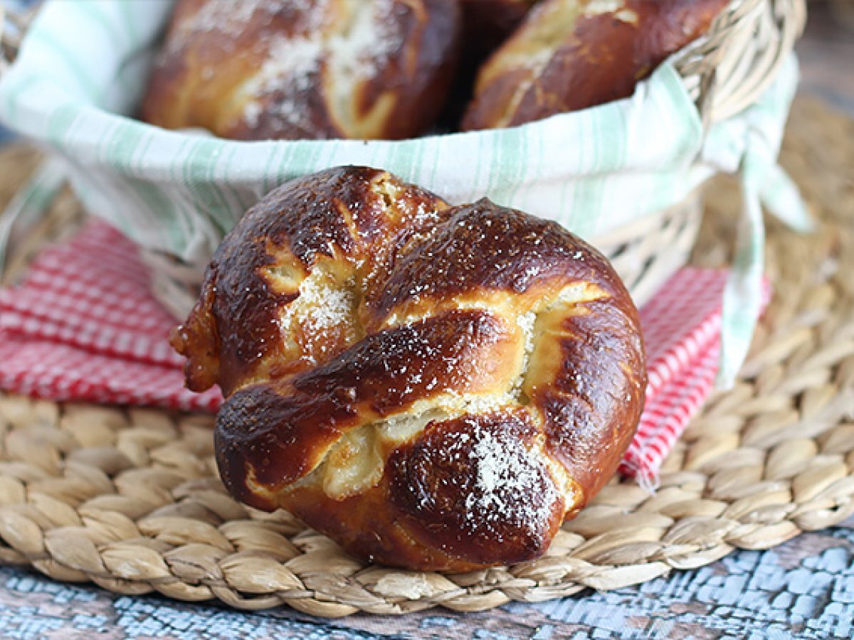 Bretzel farciti con mozzarella e rosmarino