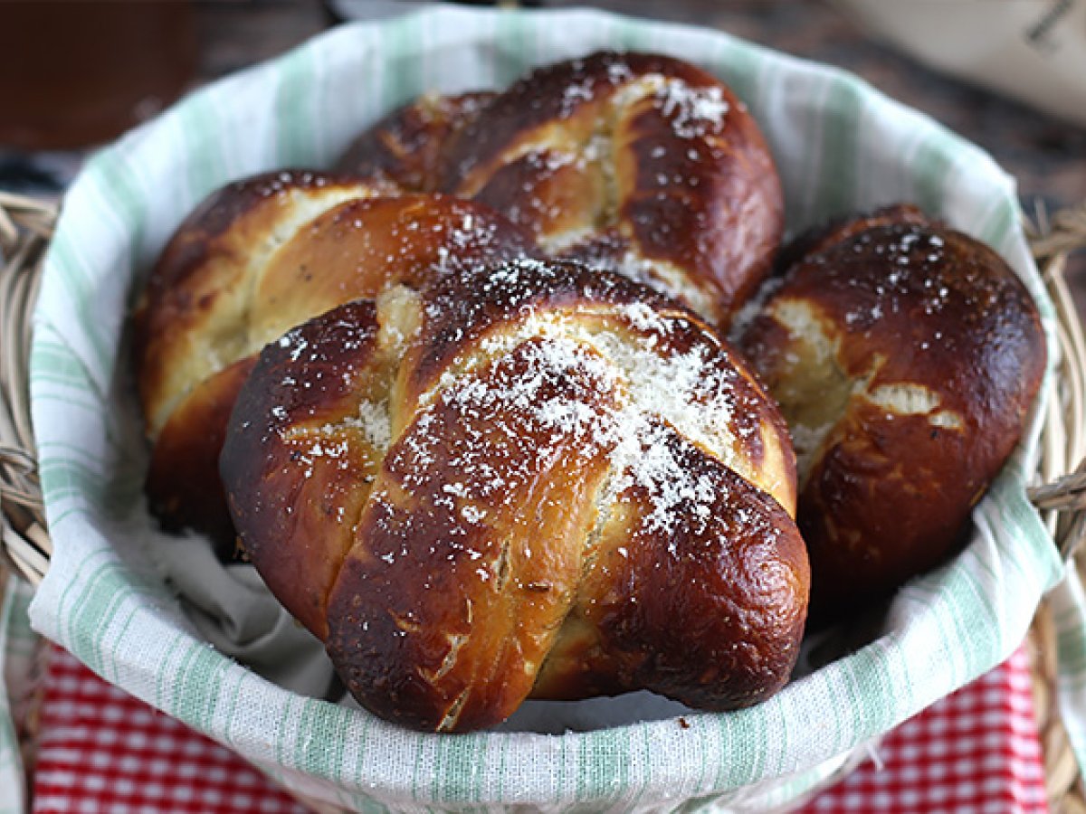 Bretzel farciti con mozzarella e rosmarino - foto 4