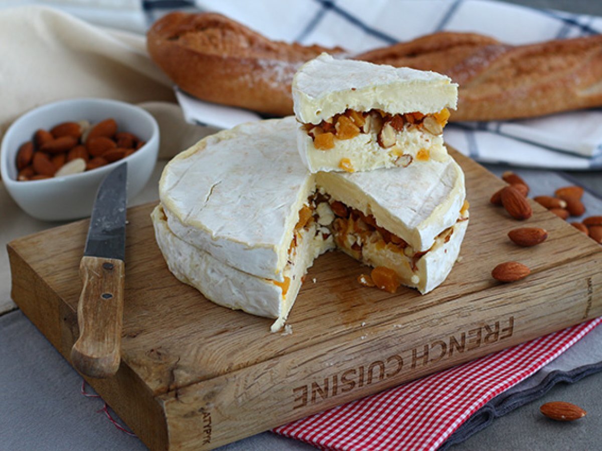 Brie farcito con mandorle e albicocche secche