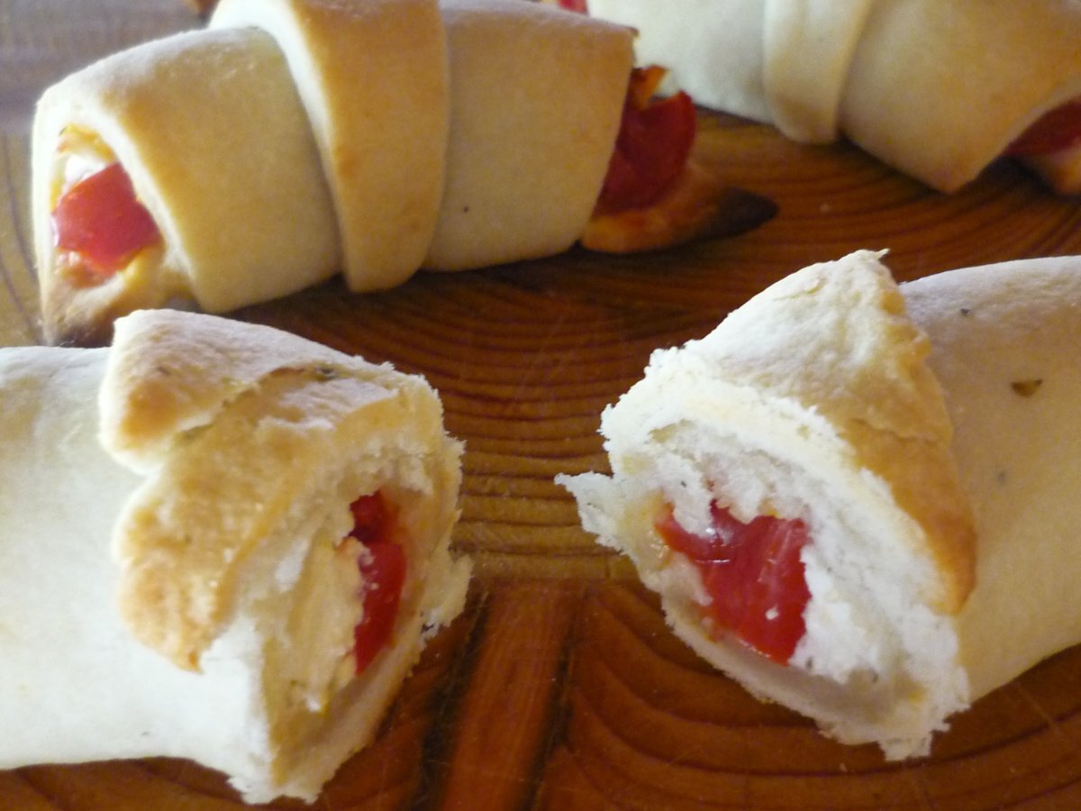 Brioches di pasta brisee con formaggio e pomodori