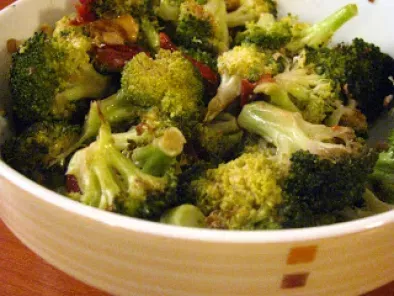 Broccoli al forno con noci e pomodori secchi...magro, sano, buono!