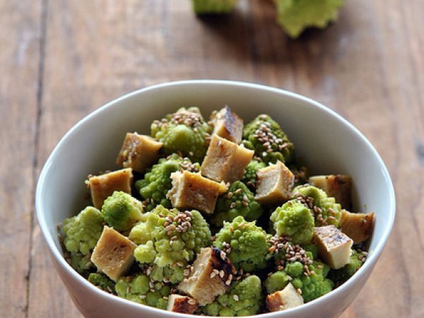 BROCCOLO ROMANESCO CON SEMI DI SESAMO E SEITAN