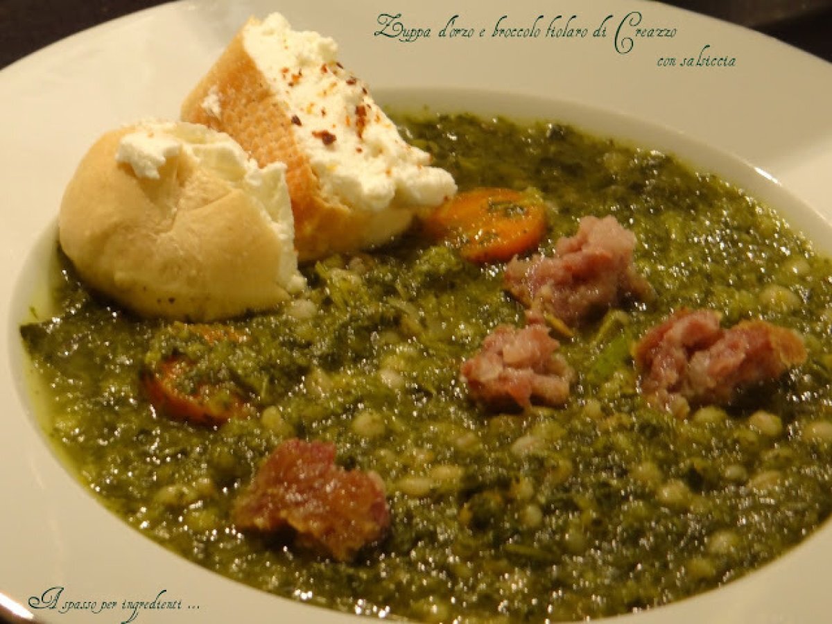 Brodo, orzo, broccoli e salsiccia