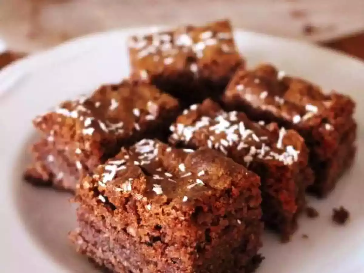 Brownie al cioccolato bianco, cacao amaro, cocco e noci