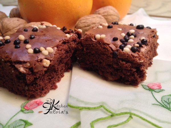 Brownies con cioccolato fondente, noci e scorza d’arancia