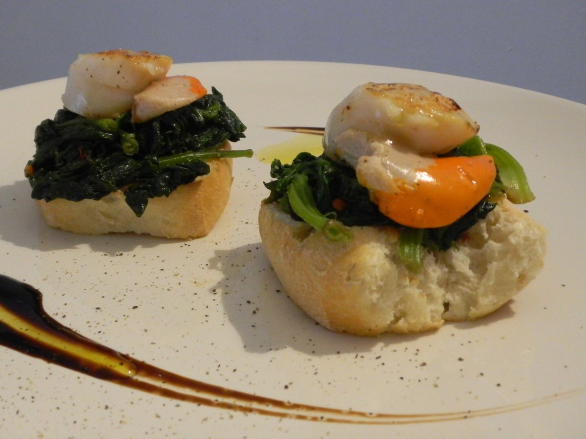 Bruschetta con Capesante Scottate, Spinaci e Glassa di Aceto Balsamico