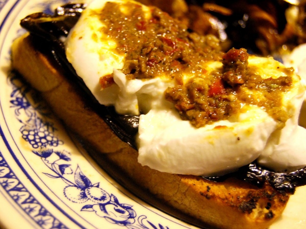 Bruschetta con melanzane grigliate, mozzarella di bufala e salsina ai