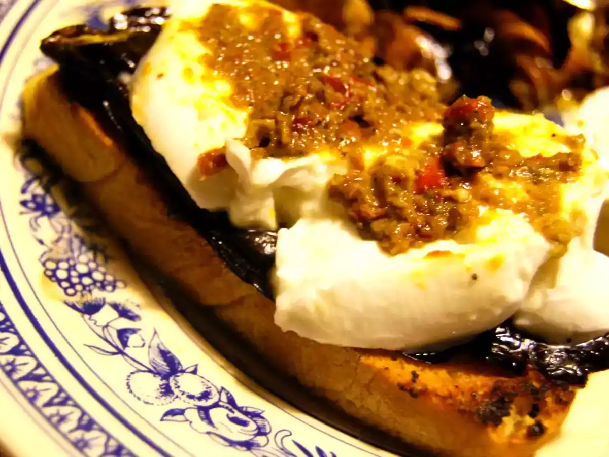 Bruschetta con melanzane grigliate, mozzarella di bufala e salsina ai