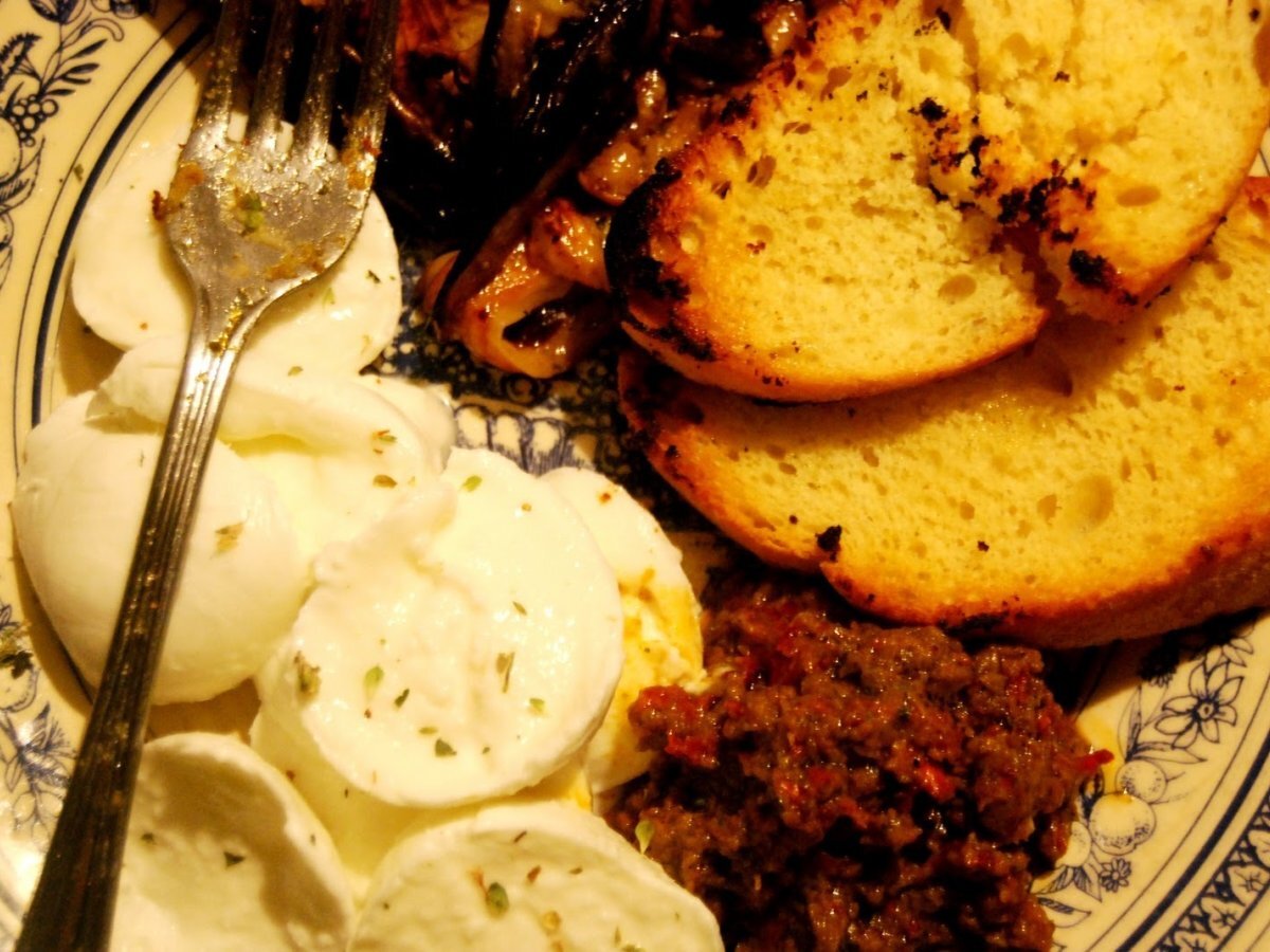 Bruschetta con melanzane grigliate, mozzarella di bufala e salsina ai - foto 2