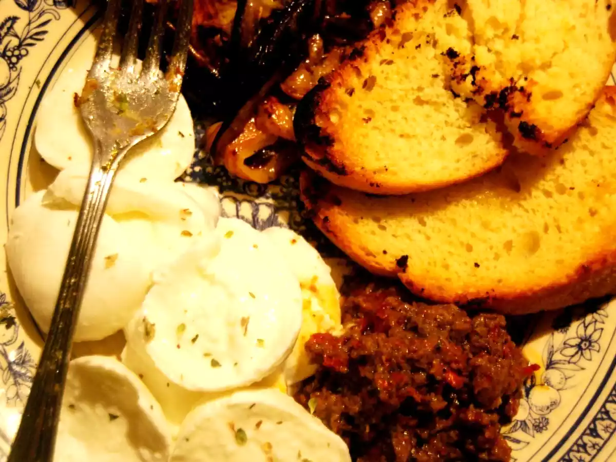 Bruschetta con melanzane grigliate, mozzarella di bufala e salsina ai - foto 2