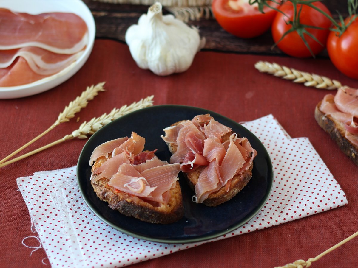 Bruschetta con prosciutto crudo e pomodoro