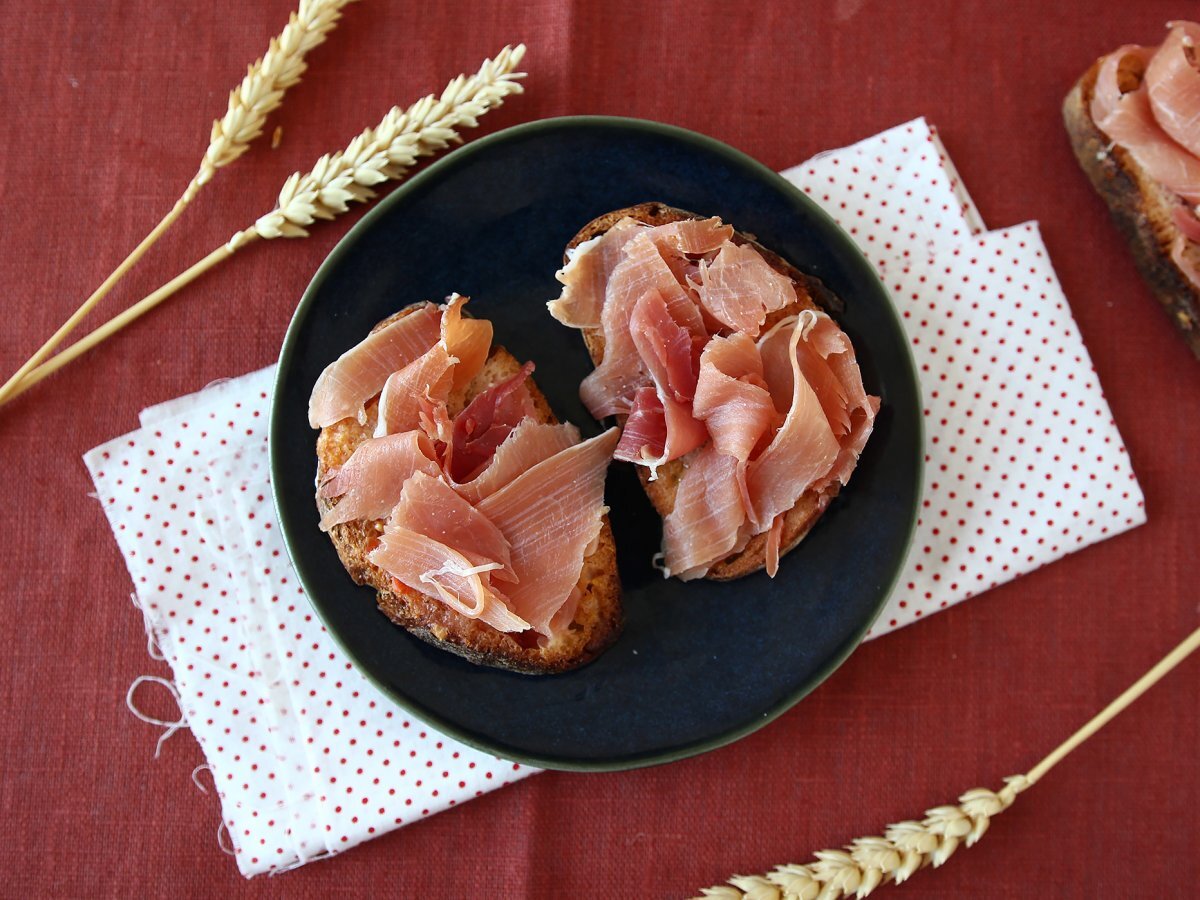 Bruschetta con prosciutto crudo e pomodoro - foto 2