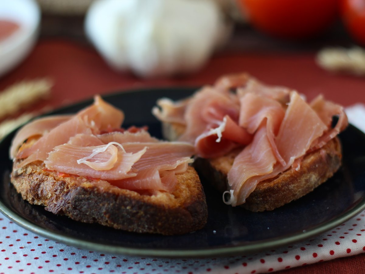 Bruschetta con prosciutto crudo e pomodoro - foto 3