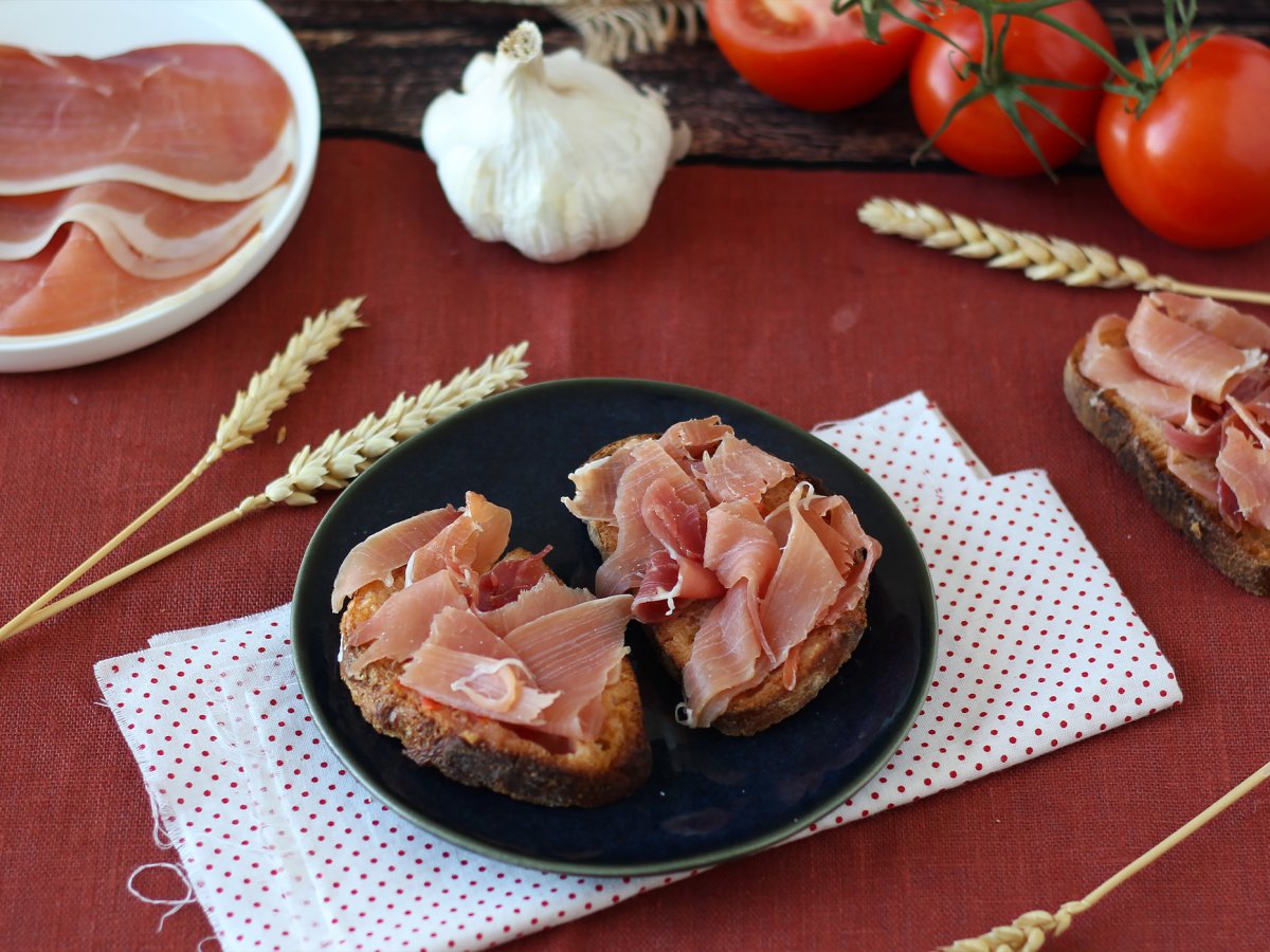 Bruschetta con prosciutto crudo e pomodoro - foto 4