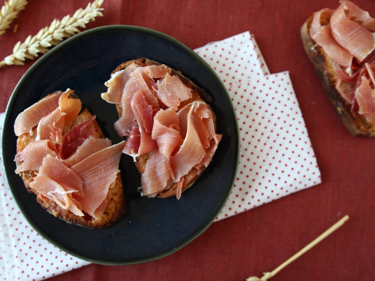 Bruschetta con prosciutto crudo e pomodoro - foto 5