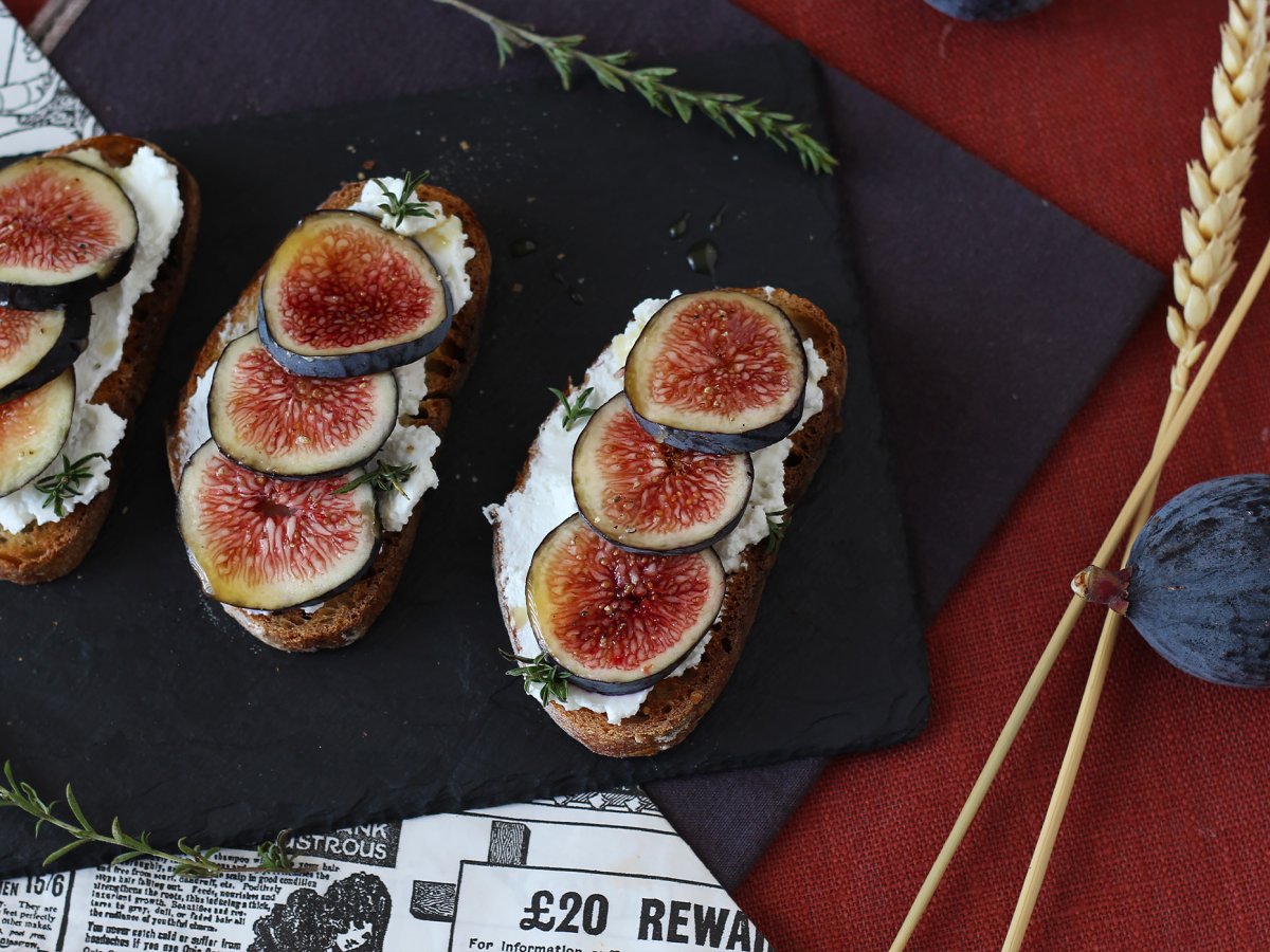 Bruschetta di fichi con formaggio fresco, miele e rosmarino