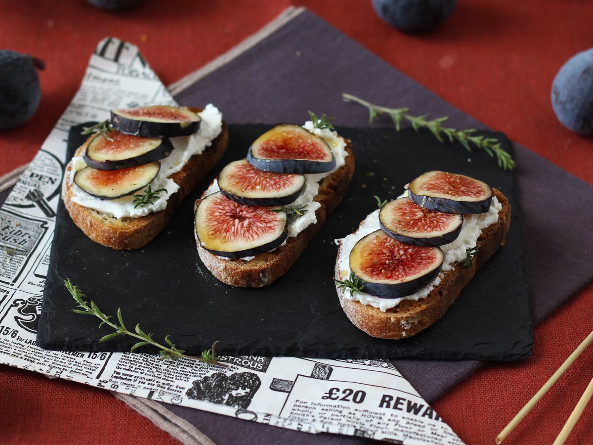 Bruschetta di fichi con formaggio fresco, miele e rosmarino - foto 2