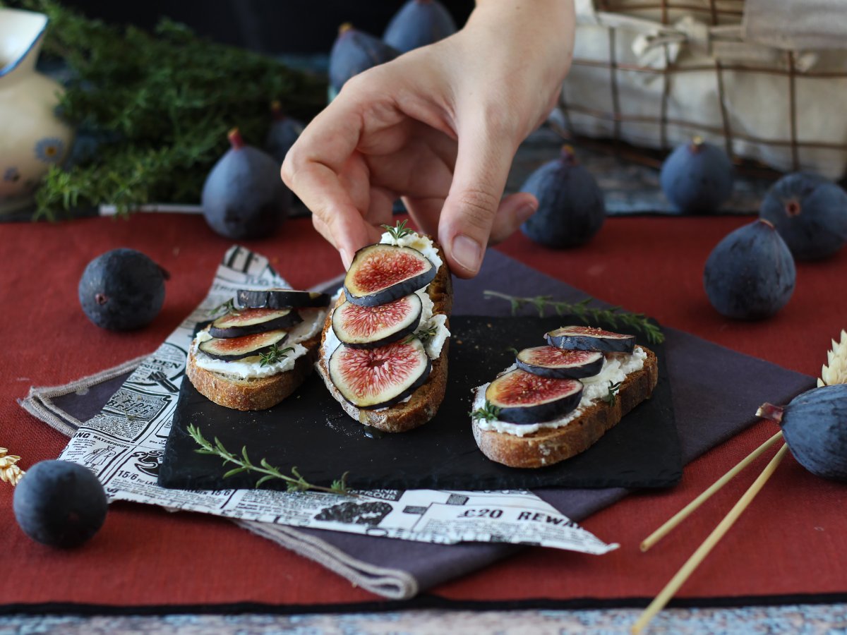 Bruschetta di fichi con formaggio fresco, miele e rosmarino - foto 3