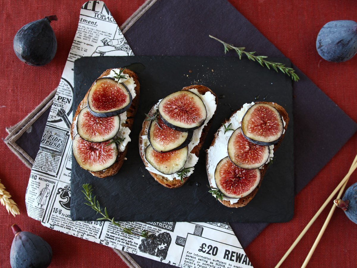 Bruschetta di fichi con formaggio fresco, miele e rosmarino - foto 4