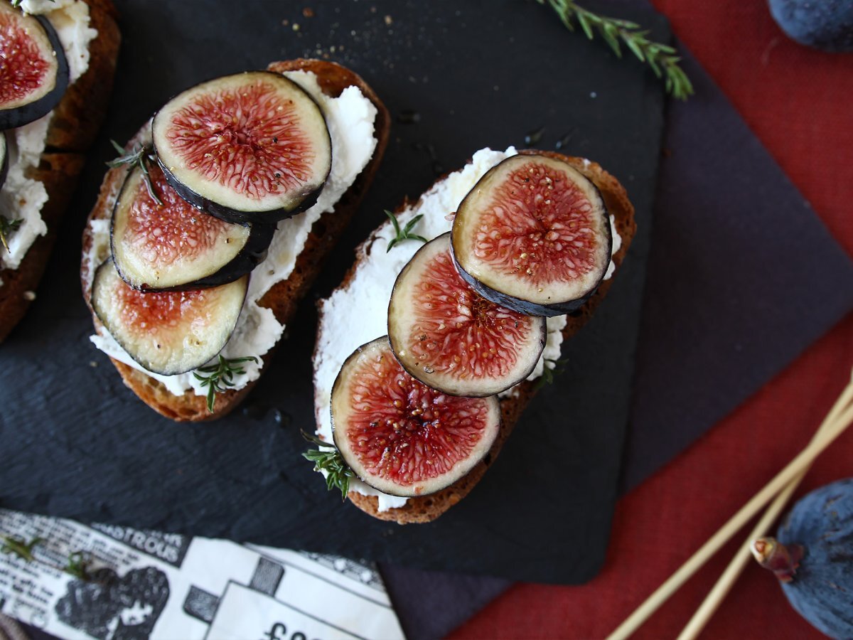 Bruschetta di fichi con formaggio fresco, miele e rosmarino - foto 5